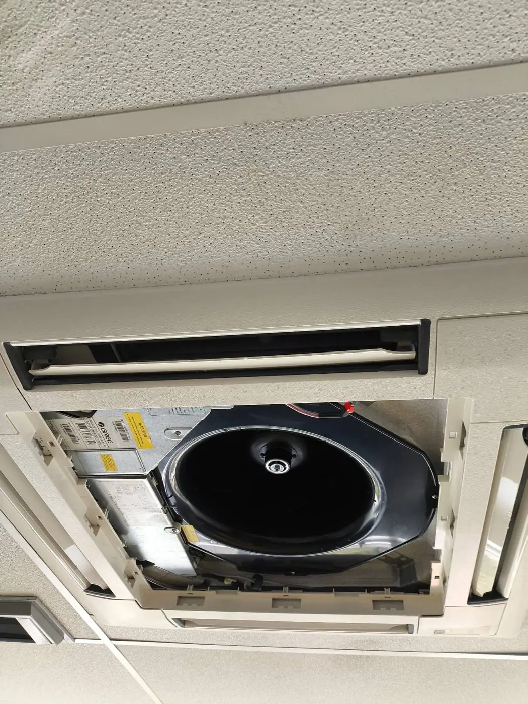 Limpeza de ar-condicionado cassete de teto em ambiente corporativo no Partenon, Porto Alegre