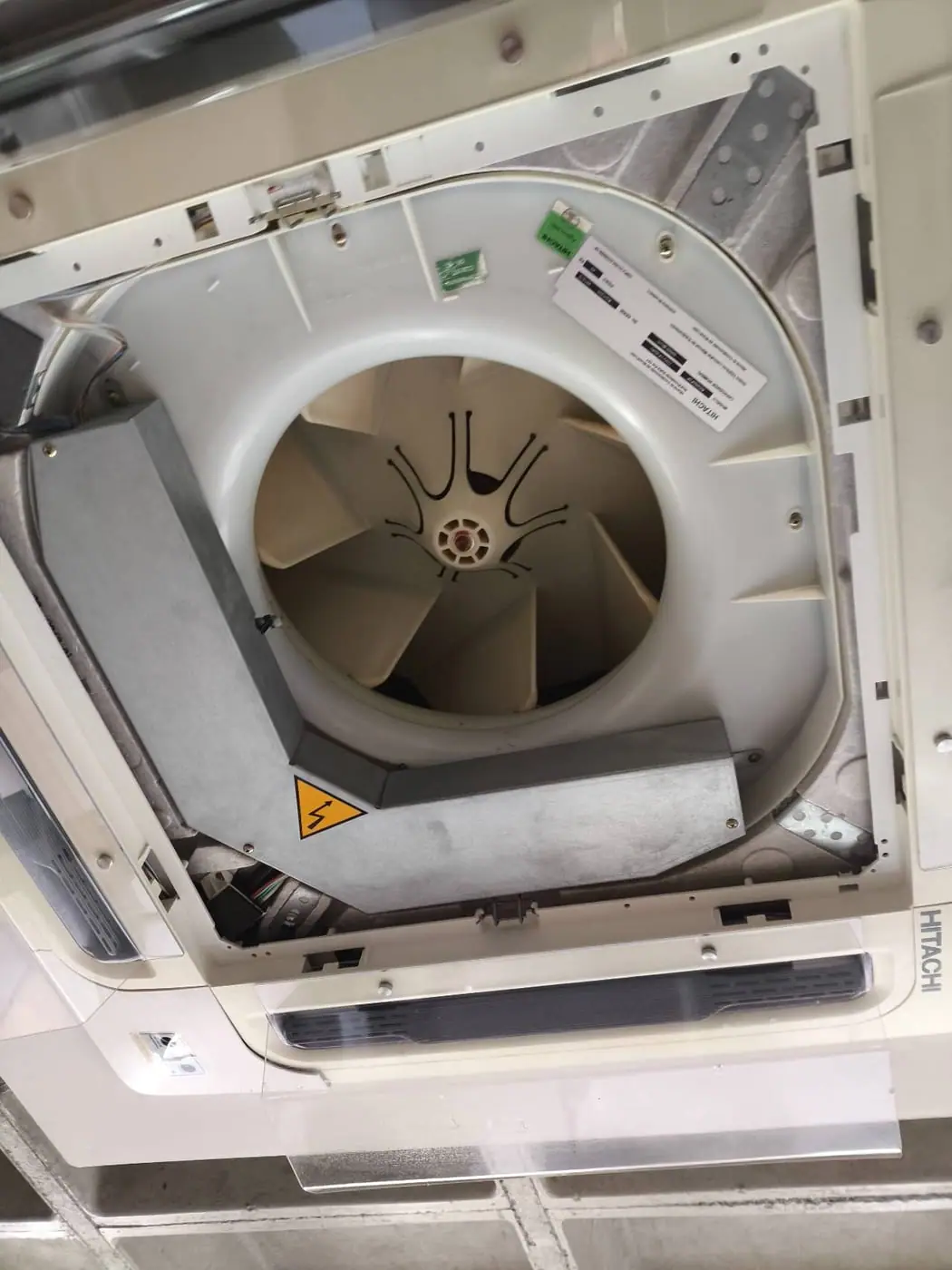 Ventilador de cassete removido para higienização corporativa no Partenon, Porto Alegre