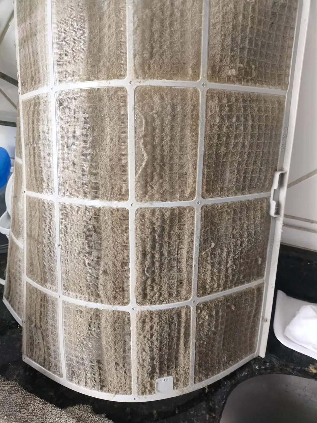 Filtro de ar-condicionado sujo antes da limpeza em Boa Vista, Porto Alegre