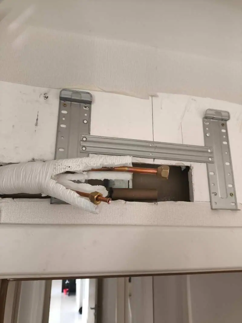 Suporte e tubulação em instalação de ar-condicionado em Três Figueiras, Porto Alegre